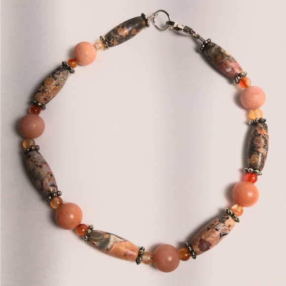 Ladies peach jasper and carnelian beaded bracelet. - Picture 2 of 4